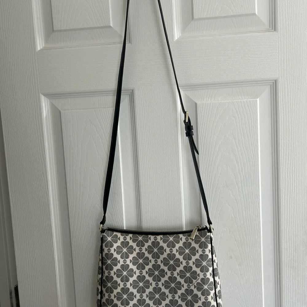 Signature Kate Spade Flower Large Swingpack Crossbody - Picture 2 of 7